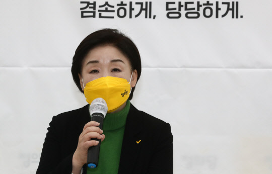 심상정 정의당 대선 후보가 17일 오후 국회에서 대국민 기자회견을 하고 있다. [국회사진기자단]